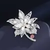 Moda Europea y Americana Retro Broche de Hibisco Broche de Flor de Cristal de Gama Alta para Mujer Accesorios de Solapa para Chaqueta de Traje
