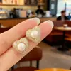 Brincos de Pérola Totalmente Cravejados de Diamante Brilhante Super Leve de Luxo Banhados a Ouro Real Novo Design Tendência de Nicho Brincos de Tarraxa com Coração Microincrustado Venda por Atacado