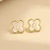 Brincos de Pérola Natural Exquisitos e de Alto Padrão em Forma de Trevo de Quatro Folhas com Banhos de Ouro e Agulha de Prata 925 Brincos de Flor para Mulheres