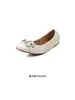 Sapatos femininos de pele de ovelha 2026 novo estilo punk rebite couro nicho bico redondo sola plana franzido sapatos balanço sapatilhas