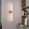 Luminária de parede luminosa para cima e para baixo da Amazon, moderna, simples, haste longa, para parede de quarto, sala de estar, hotel, quarto de hóspedes, homestay
