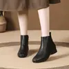Botas Curtas Femininas Veludo Quente Estilo Retrô Plus para Mães de Meia-Idade Inverno 2026 Novas Salto Grosso Impermeáveis Versáteis