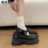 Sapatos Femininos Pequenos de Couro Genuíno com Solado Grosso Aumentadores de Altura 2026 Outono/Inverno Novos Versáteis Loafers com Pelúcia Slip-Ons Sapatos Individuais Retrô