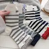 Calcetines de Nuevo Estilo Primavera y Verano con Bloques de Color, Costilla Doble y Parche de Letra para Mujer, Calcetines de Media Pantorrilla con Encaje de Burbujas, Calcetines Holgados Rayados Estilo Ins