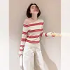 Camiseta listrada de vermelho e branco, ombro a ombro, manga longa, para mulheres, novo estilo de início de outono 2026, linda roupa, top deslumbrante para usar sozinha
