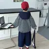 Conjunto de Outono para Meninos 2026 Novo Estilo Coreano Roupas Legais para Meninos Pequenos Moletom Listrado para Bebês e Crianças Pequenas Conjunto de Duas Peças Primavera/Outono