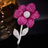 Broche floral lujoso y elaborado con adornos completos de diamantes, elegante pin de flor de circonita, broche decorativo de alta gama para trajes y abrigos de mujer
