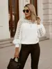 Nova coleção de primavera e outono de suéteres de malha fina, com intrincados designs em renda, mangas compridas e uma mistura de caxemira e lã para um look moderno e versátil.