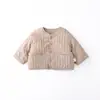 Traje acolchado para niños, engrosado para otoño e invierno, moderno para finales de otoño, estilo invernal para bebés y niños pequeños, conjunto cálido de tres piezas para niños