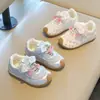 Sapatos Agan com Pingente de Cereja para Meninas 2026 Outono Nova Moda Versátil Leve Tênis Casual Esportivo para Bebês Meninas