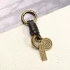 Nuevo cierre de resorte tejido a mano retro versátil llavero de piel de vaca accesorios de colgante semiacabados para DIY