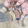 Calcetines de coral para mujer, calcetines de felpa que no sueltan pelusa, de longitud media hasta la pantorrilla, calcetines para dormir, otoño e invierno, engrosados, cálidos, resistentes al frío, a rayas, calcetines postparto