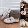Sandalias Planas Cerradas de Verano para Niñas Estilo Retro Birkenstock con Calados Antideslizantes Cómodas Medias Pantuflas