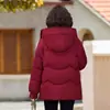 Chaqueta de algodón engrosada estilo madre, ropa a prueba de frío, nuevo estilo 2026, para mujeres de mediana edad y mayores, cálida de invierno, engrosada, holgada, abrigo de algodón grueso