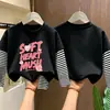 Camiseta de manga larga a rayas de algodón puro para niñas, estilo primavera/otoño, nueva colección 2026, moderna y elegante, diseñada para niñas de talla mediana a grande, con un look en capas