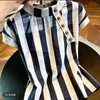 Nova Camisa de Manga Curta Listrada Estilo Francês Coreano para Mulheres, Top Estiloso e Versátil para o Trabalho