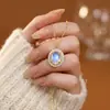 Pingente de Colar Cruzado Pedra da Lua 18K Banhado a Ouro, Luxo Leve, Moderno, Elegante, Pingente de Corrente para Clavícula Personalizado para Mulheres