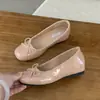 Sapatilhas Femininas Estilo Fada Novas de Couro Envernizado Aumento Oculto de Altura Decote Baixo Laço Primavera 20264cm