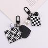 Llavero Blanco y Negro Cuadrado Pequeño Cara Sonriente de Amor Colgante Estilo Pequeño Chanel Accesorios de Joyería Colgantes para airpods Colgante
