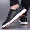 Zapatos de hombre de piel de vaca de primera capa, primavera 2025, nuevos zapatos de tabla de suela blanda de cuero transpirable blanco, zapatos deportivos ligeros y versátiles