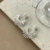 "Imagen Romana" Pendientes Retro de Girasol para Mujer, Clips para Oreja de Aro Metálico, Accesorios Exagerados para Orejas, Diseño de Espiral Antimosquitos sin Perforación