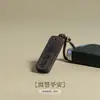 Letrero tallado en ébano "Paz Hoy, Sin Policía", llavero de madera maciza, colgante para mochila, pieza decorativa incrustada con grabado