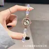 Nuevo y moderno reloj de pulsera con perlas de colores en forma ovalada, estilo de extracción de longitud libremente ajustable para mujer, de cuarzo, exquisito y compacto