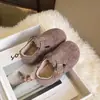 Zapatos de Algodón Birkenstock Estilo Coreano para Niños Invierno 2025 Nuevos Cálidos Forrados de Felpa para Niñas Suela Suave Resistentes al Frío Zapatos Tipo Lenteja para Niños Medianos y Grandes