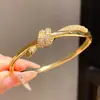 Pulseira com Fivela de Encaixe em Forma de Cobra Banhada a Ouro Real 18K Moda Retrô Pulseira Elegante Luxo Acessível Joias de Alta Qualidade para Mulheres