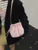 Bolso Cubo de Peluche Nuevo Rosa y Blanco 2026 para Mujer, Estilo Coreano, Lindo y Adorable con Colgante de Orejas de Conejo, Bolso Cruzado