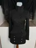 Novo Traje Feminino Retro Americano de Gola Alta com Listras Verticais Ajustado Estilo Escuro Outono/Inverno 2026