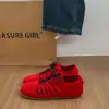 Sapatos Femininos Europeus 2026 Sandálias de Primavera Couro Macio Fosco Retrô Bico Redondo Cadarço Vazado Plano Confortáveis Sapatos Individuais para Mulheres