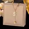 Estilo minimalista de moda transfronterizo, popular cadena para la clavícula de 26 letras, diseño único con colgantes cuadrados y de borla, collar para mujer