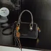 Bolsa de Mão Estilo de Rua Bolsa Boston 2025 Novo Estilo Fashionável Compacta Texturizada Moda Transversal de Ombro para Mulheres