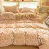 Juego de ropa de cama de cuatro piezas de terciopelo de leche, cálido para invierno, de alto gramaje, adecuado para dormitorios universitarios y habitaciones, con diseño Fair Isle, incluye sábana bajera y funda de edredón.
