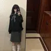Suéter de moda de estilo coreano, diseño de nicho con corbata de lazo y patchwork, combinado con un conjunto de falda de lunares para estudiantes en otoño
