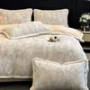 Juego de Cuatro Piezas de Leche Polar Tallada Engrosada Invierno Más Terciopelo Borde Envuelto Funda Nórdica Sábana de Franela Juego de Tres Piezas Ropa de Cama