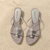 Novas Chinelos Versáteis de Design de Nicho para Mulheres Verão 2026, Adequados para Uso ao Ar Livre e Férias, Sandálias de Dedo com Salto Kitten e Strass