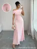 Moda Feminina Transfronteiriça Europeia e Americana Verão 2026 Novo Estilo Ombro Único Ombro a Ombro Cintura Marcada Franzido Vestido Longo Slim-Fit Bodycon para o Dia a Dia
