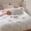 Conjunto de quatro peças em algodão lavado com estampa de desenho animado, bordado em relevo estilo INS, fofo conjunto de três peças em algodão puro para dormitório infantil