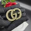 Broche de Letra Lleno de Diamantes, Accesorios Retro Europeos y Americanos, Saco de Traje, Pin de Perla Doble G, Diseño Cultural y Creativo de Flor de Peonía