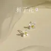 Brincos de agulha de prata pura S999 com flor de gardênia para mulheres, brincos pequenos e requintados, não precisam ser removidos, novo modelo de verão 2026