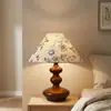 Lámpara de mesa de noche vintage estilo francés para dormitorio, ambiente personalizado estilo europeo, lámpara decorativa de sala de estar estilo wabi-sabi minimalista de madera maciza estilo americano