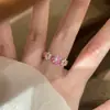 Lujo Ligero y Moda de Alta Gama, un Anillo Dulce y Fresco, Versátil, de Estilo Retro con Diamantes Rosas y Blancos Incrustados con Flores de Cerezo