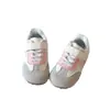 Zapatos de niña Forrest Gump 2026 primavera y otoño nuevos zapatos deportivos para niños, zapatos blancos ligeros para niñas pequeñas, zapatos de entrenamiento para bebés de suela suave