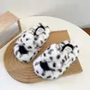 Novas pantufas de algodão infantis cruzadas com estampa de leopardo para outono e inverno de 2026, para uso interno e externo, com sola plana, para meninas, pantufas fofas combinando para casa e família