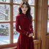 Novo Vestido Longo Veludo Vermelho Estilo Chinês com Senso de Elegância, Novo Modelo Primavera 2026, Estilo Nacional, Adequado para Reuniões Anuais e Brindes, com Gola Alta