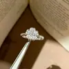 Popular no Xiaohongshu: Anel de flor doce e etéreo para mulheres, luxo leve, elegante e sofisticado, anel ajustável de zircônia