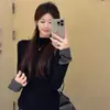 Top de capa base de moda color avena, ajuste slim, suéter de punto con diseño de empalme y cuello alto medio para mujer 2025