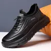 Zapatos de Hombre Otoño Invierno 2026 Estilo Nuevo Suela Gruesa Negra Zapatos Deportivos de Moda Versátiles Zapatos Casuales Transpirables Venta al por Mayor